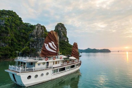 Bhaya, 3 cabins, Halong Bay Cruise