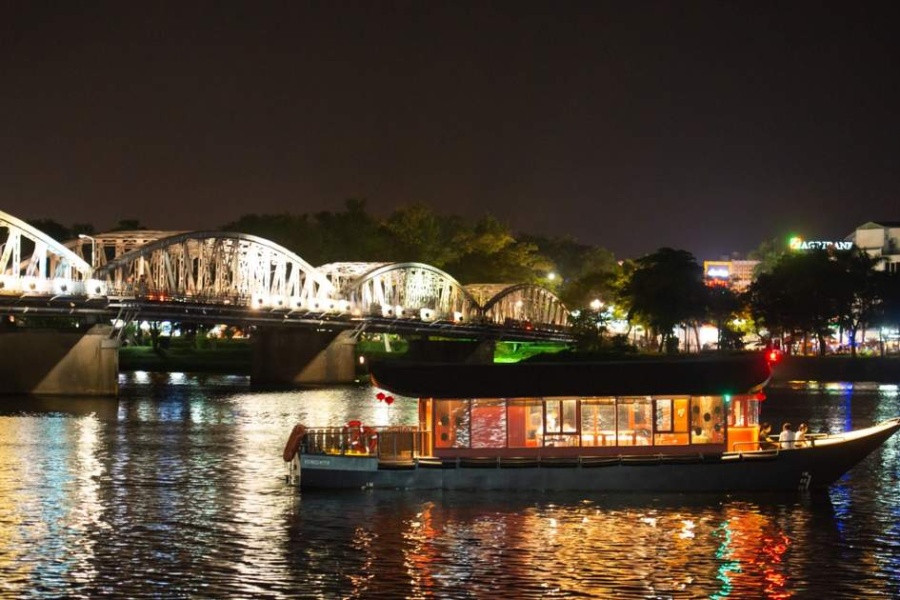 Croisière nocturne sur la rivière en écoutant les chansons folkloriques de Hué