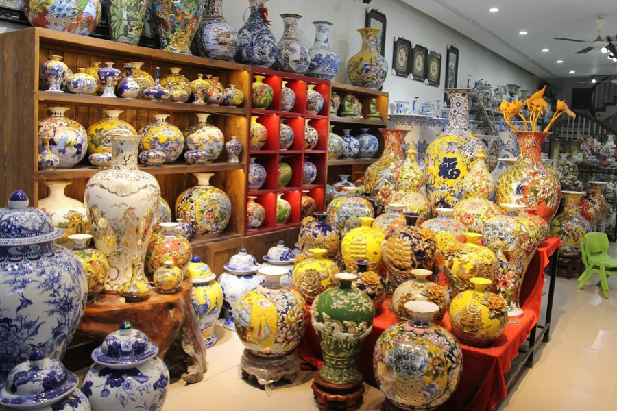 Discover Ancient Nom Village and Bat Trang Pottery Village 