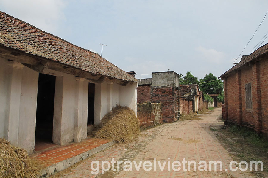 Pagode de Maître, Pagode de L’Ouest, village de Duong Lam et visite d’un atelier artisanal de fabrique de libellules