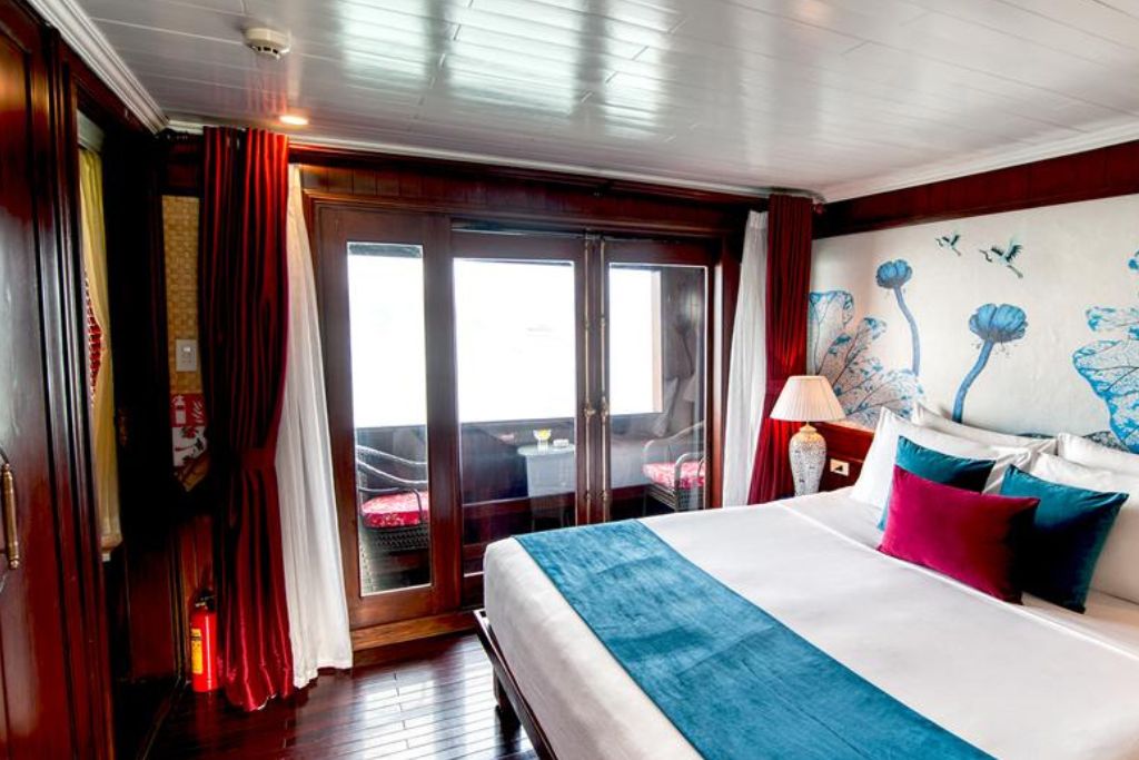 Bhaya, 3 cabins, Halong Bay Cruise